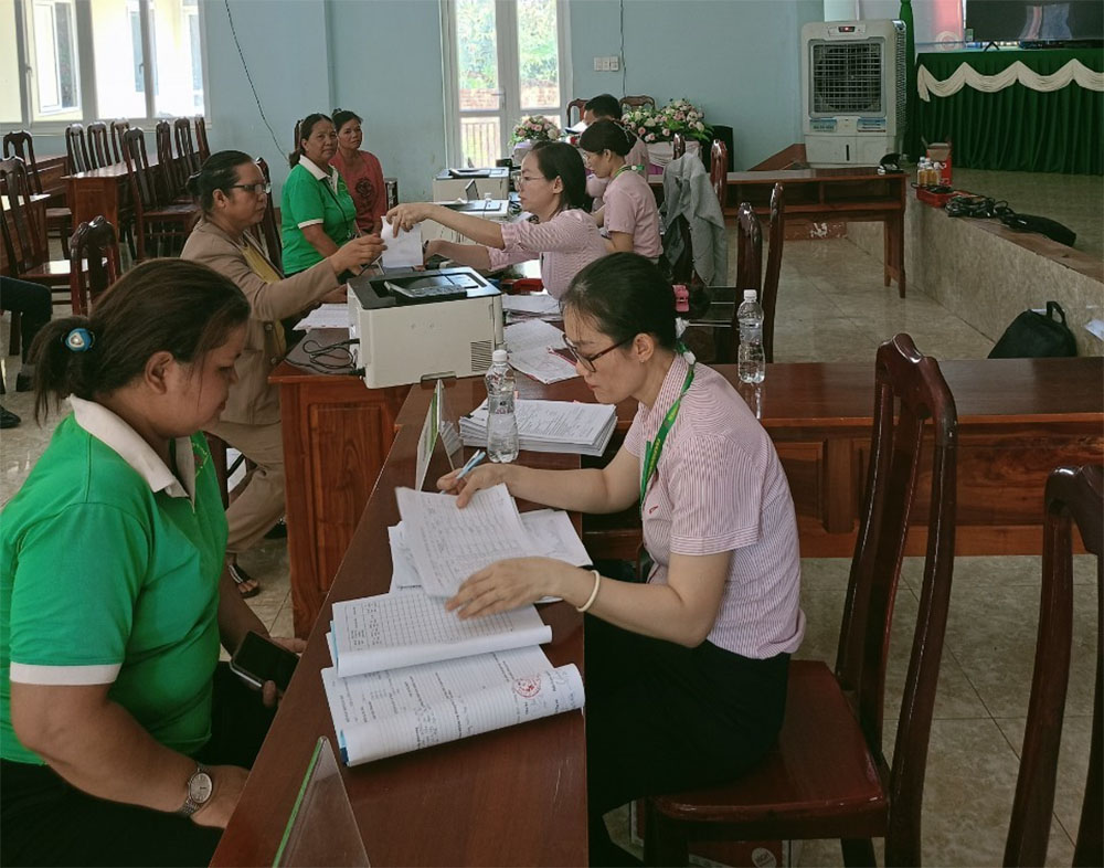 Thực hiện giao dịch nhập App quản lý tín dụng chính sách khi giao dịch tại xã Cư Suê